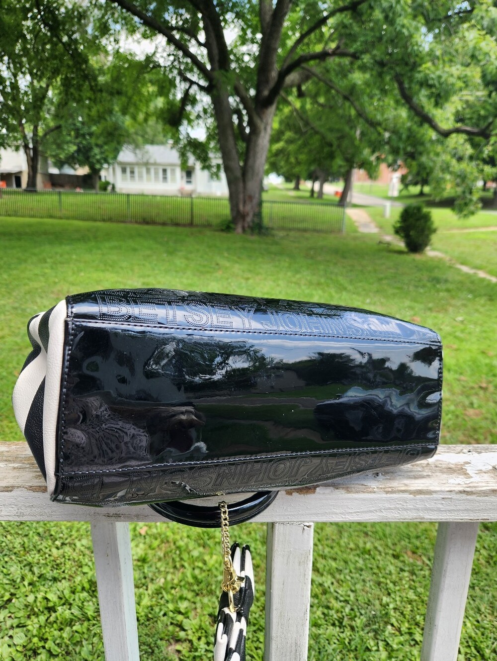 Betsey Johnson shoulder bag Shiny Black Gold Hearts Bow black/white stripe EUC - Picture 9 of 12